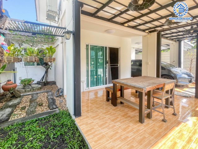 *****บ้านแฝดมือสองย่านนนทบุรี ม. แกรนด์พลีโน่ รัตนาธิเบศร์ หลังมุม บ้านสวย พร้อมเข้าอยู่ บนเนื้อที่กว่า 36.7 ตร.ว. 3 ห้องนอน 2 ห้องน้ำ 2 ที่จอดรถ พร้อมแถมแอร์ 4 เครื่องและที่ดูดควันจากเตา 1 เครื่อง บนทำเลที่เชื่อมต่อถนนชัยพฤกษ์, ถนนรัตนาธิเบศร์, ถนนนครอินทร์ เดินทางสะดวก ใกล้รถไฟฟ้า "สถานีบางพลู"